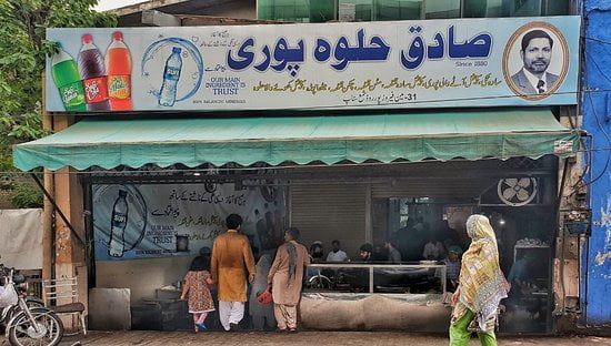 sadiq halwa puri lahore